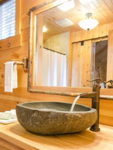 Lofty Willows Treehouse by Amish Country Lodging