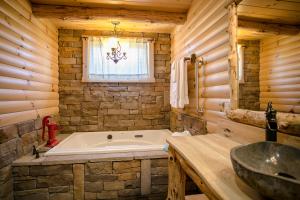 Red Fern Cabin by Amish Country Lodging