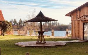 Maisons d'hotes Domaine le lac bleu : Chambre Lit King-Size - Vue sur Jardin