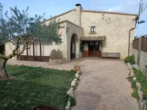 Casa rural, masia antigua restaurada - Llofríu