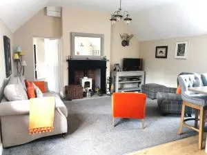 The Courtyard Apartment at Cefn Tilla Court, Usk - Raglan