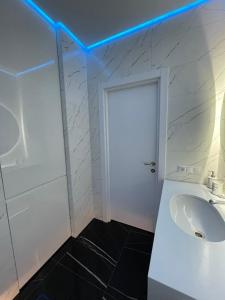 1 room 65m2 center of Obolon near River side.