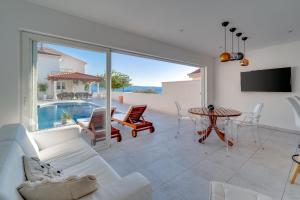 Seaview Villa MaToLi with heated 50sqm pool and 4 bedrooms, close to Split