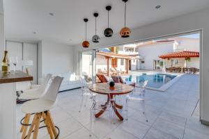 Seaview Villa MaToLi with heated 50sqm pool and 4 bedrooms, close to Split