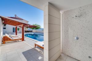 Seaview Villa MaToLi with heated 50sqm pool and 4 bedrooms, close to Split