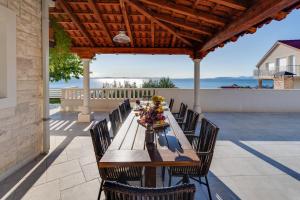 Seaview Villa MaToLi with heated 50sqm pool and 4 bedrooms, close to Split