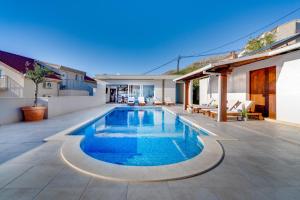 NEW! Seaview Villa MaToLi with heated 50sqm pool and 4 bedrooms, close to Split