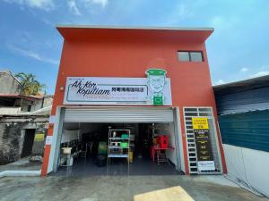 RedLoft - Cozy 4-bedroom loft with free parking and pool table
