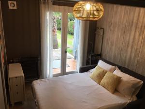 Maisons de vacances Villa Andernos : Chambre Quadruple - Vue sur Piscine 