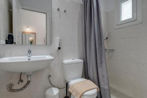 Small Twin Room  room in Makis Place