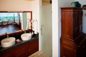 The Albatross, Kandy