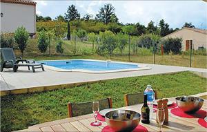 Maisons de vacances Awesome home in Pomas with 3 Bedrooms and Outdoor swimming pool : photos des chambres