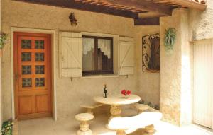 Maisons de vacances Nice Home In Saint Cannat With Wifi : photos des chambres