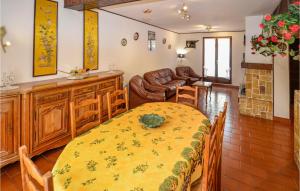 Maisons de vacances Nice Home In Saint Cannat With Wifi : photos des chambres