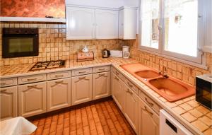 Maisons de vacances Nice Home In Saint Cannat With Wifi : photos des chambres