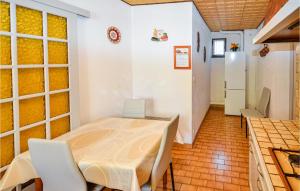Maisons de vacances Nice Home In Saint Cannat With Wifi : photos des chambres