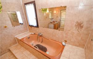 Maisons de vacances Nice Home In Saint Cannat With Wifi : photos des chambres