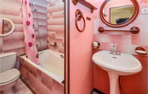 Maisons de vacances Nice Home In Saint Cannat With Wifi : Maison de Vacances 4 Chambres