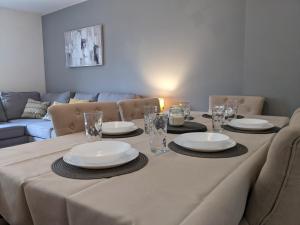 Entire 3 bed home Sleeps 6, WiFi, 2 Parking Spaces