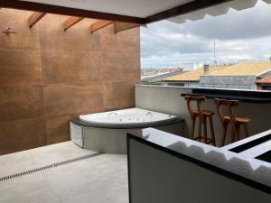 Duplex na orla da praia do forte, banheira e Wi-Fi