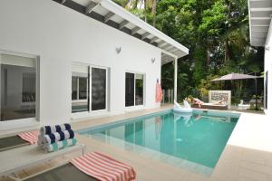 Pavilions in the Palms Heated Pool Short Path To Beach Five Bedrooms Sleeps 14