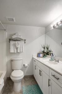 210 Fully Furnished 1BR Suite-Prime Location