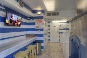 114 Fully Furnished 1BR Suite-Prime Location