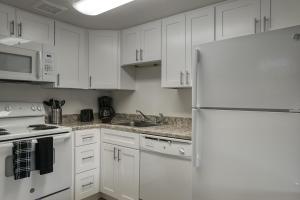 123 Fully Furnished 1BR Suite-Prime Location