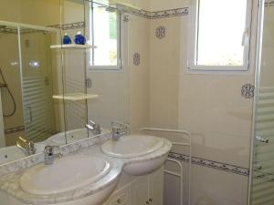 Maisons de vacances Holiday Home in Terenez with Stunning Sea View : photos des chambres