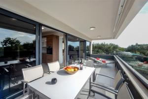 Family Two-Bedroom Apartment with View room in Villa Marija