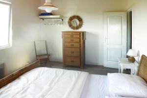 Maisons de vacances Holiday Home in Chenac with Stunning Terrace Views : photos des chambres