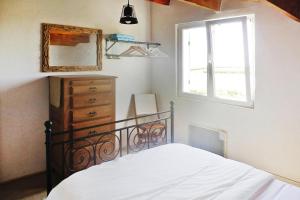 Maisons de vacances Holiday Home in Chenac with Stunning Terrace Views : photos des chambres