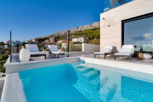 NEW! Villa Lemon with heated infinity Pool, a Hot tub, a Cinema room, sea views, 6 pax