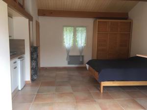 Appartements Charmant studio avec piscine . : photos des chambres