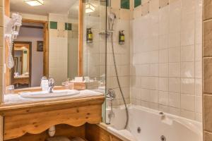 Hotels Les Monts Charvin : photos des chambres