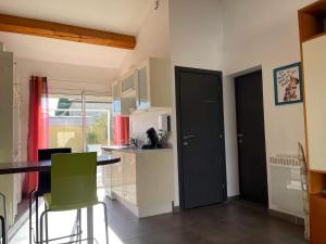 Maison F2, neuve au calme avec jardinet