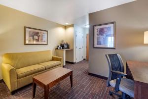 Queen Suite with Two Queen Beds - Non-Smoking room in Comfort Inn & Suites Shawnee North near I-40