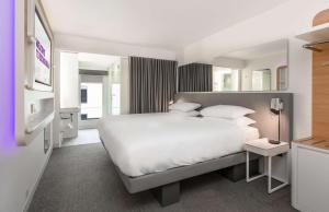 Premium King room in YOTEL Edinburgh
