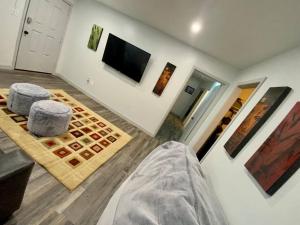 Serene and Modern 5 Location, Queen Bed, Parking