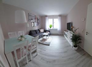 Helles modern eingerichtetes Apartment