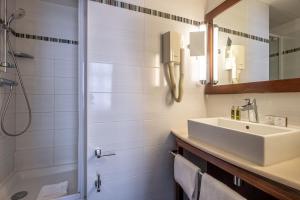 Hotels Hotel Saint Honore 85 : photos des chambres