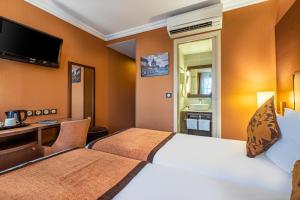 Hotels Hotel Saint Honore 85 : Grande Chambre Double ou Lits Jumeaux