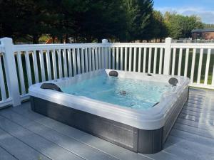 Peace Lodge with Hot Tub