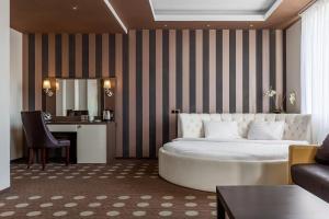 Suite with Spa Bath room in Ambassador Plaza