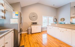 Gone With The Wind - Duck, Gulls Flight, 325 Yds to Beach, Pool, Hot Tub, Pets OK, Quiet St, Flex Stays