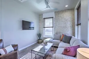 Sleek, Newly Updated Downtown San Marcos Apt! - Kyle