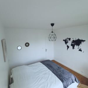 Sejours chez l'habitant Chambre Monde Tout confort Saint-Marceau : Chambre Double avec Salle de Bains Commune