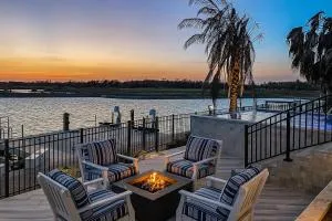 Waterfront Paradise, Private Pool & Dock, Poolside TV & Multi-TV Game Room - Seadrift