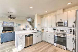Steps to Ocean! Breezy Galveston House with 2 Decks