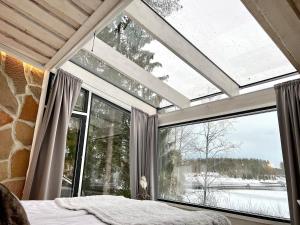 Glass Igloos by the water - Lasisviitit